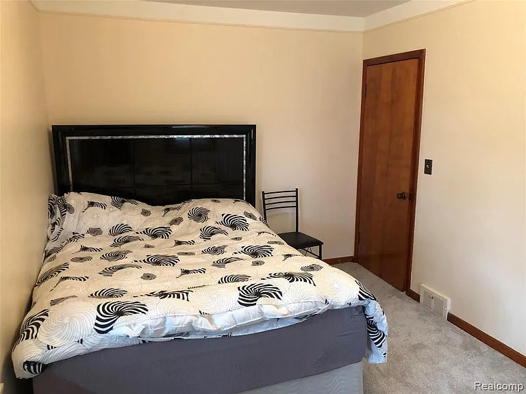 2111 W Forteen Mile Rd — Photo 9