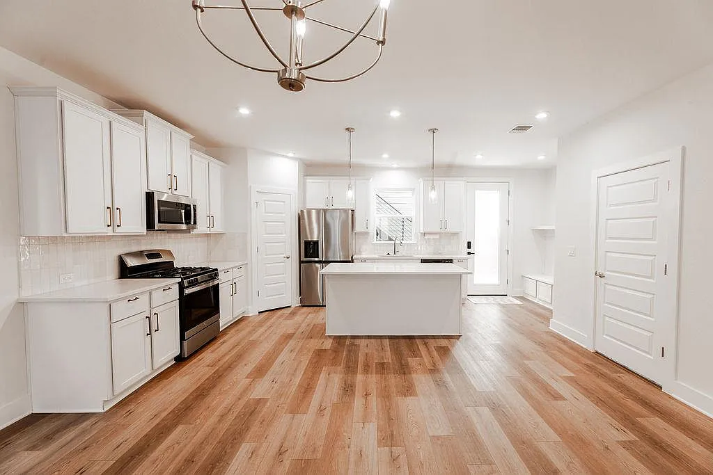 4 bed, 3.5 bath, 2100 sqft, $2,350 — Photo 4