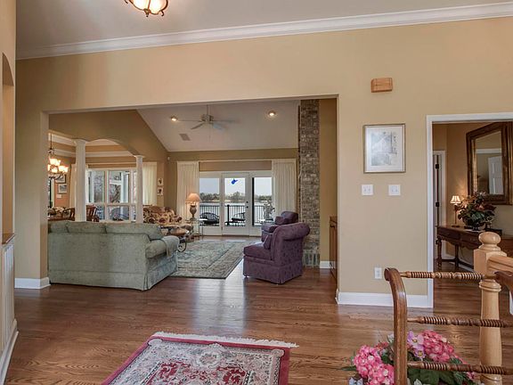 3rd image of 215 Iroquois Cir