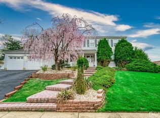 3 Rolling Ct, Kendall Park, NJ 08824