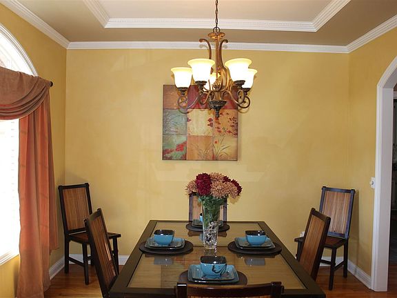 4th image of 2104 Villa Sq