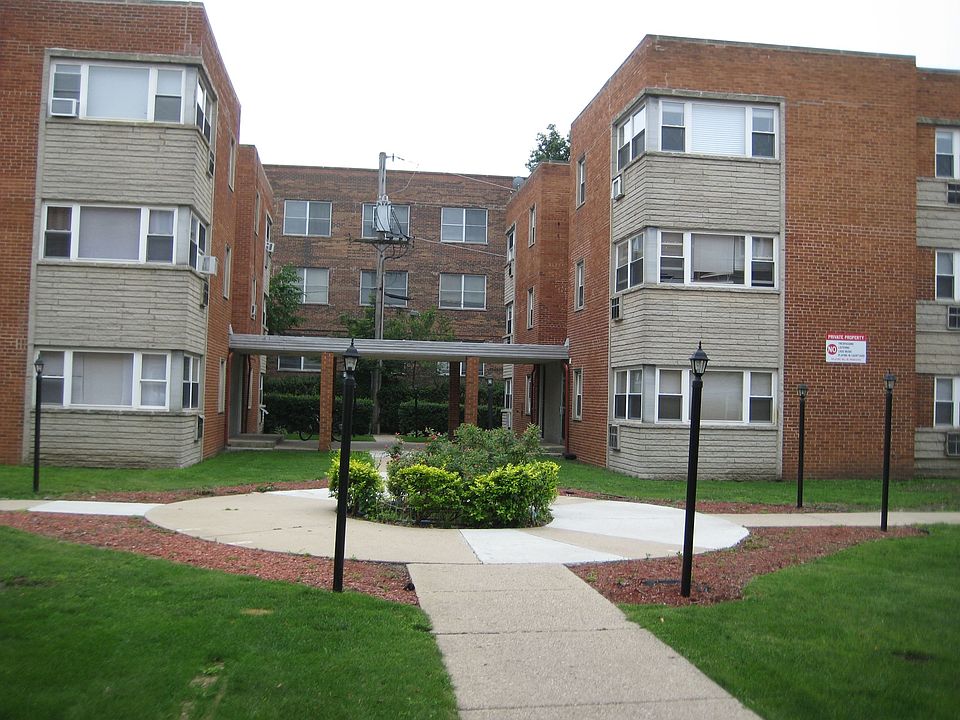 1st image of 2409 W Balmoral Ave APT 2F