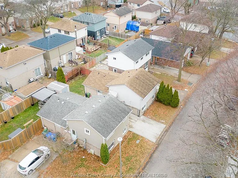 1229 Arncliffe Pl — Photo 2