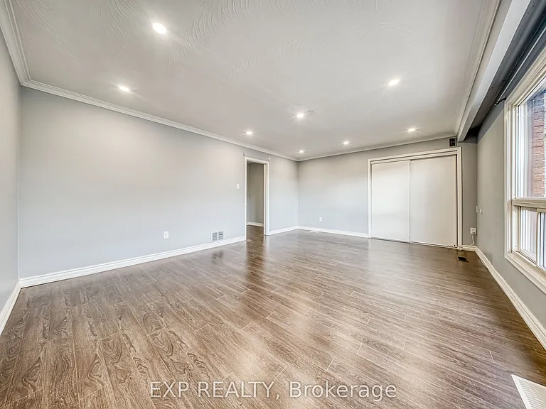 588 Warden Ave — Photo 5
