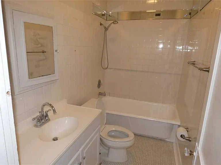 1946 3rd Ave N #2 — Photo 8