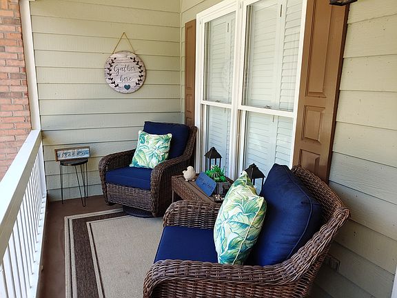 4th image of 1011 Thornwood Cir