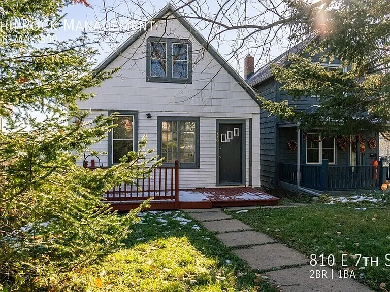 810 E 7th St — Photo 1