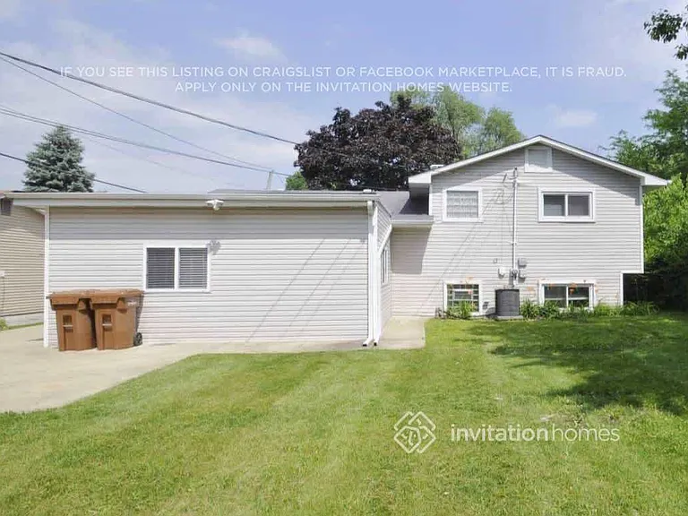 1694 Clifford St — Photo 4