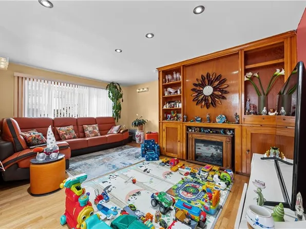 8 Lester Court image 2 of 25