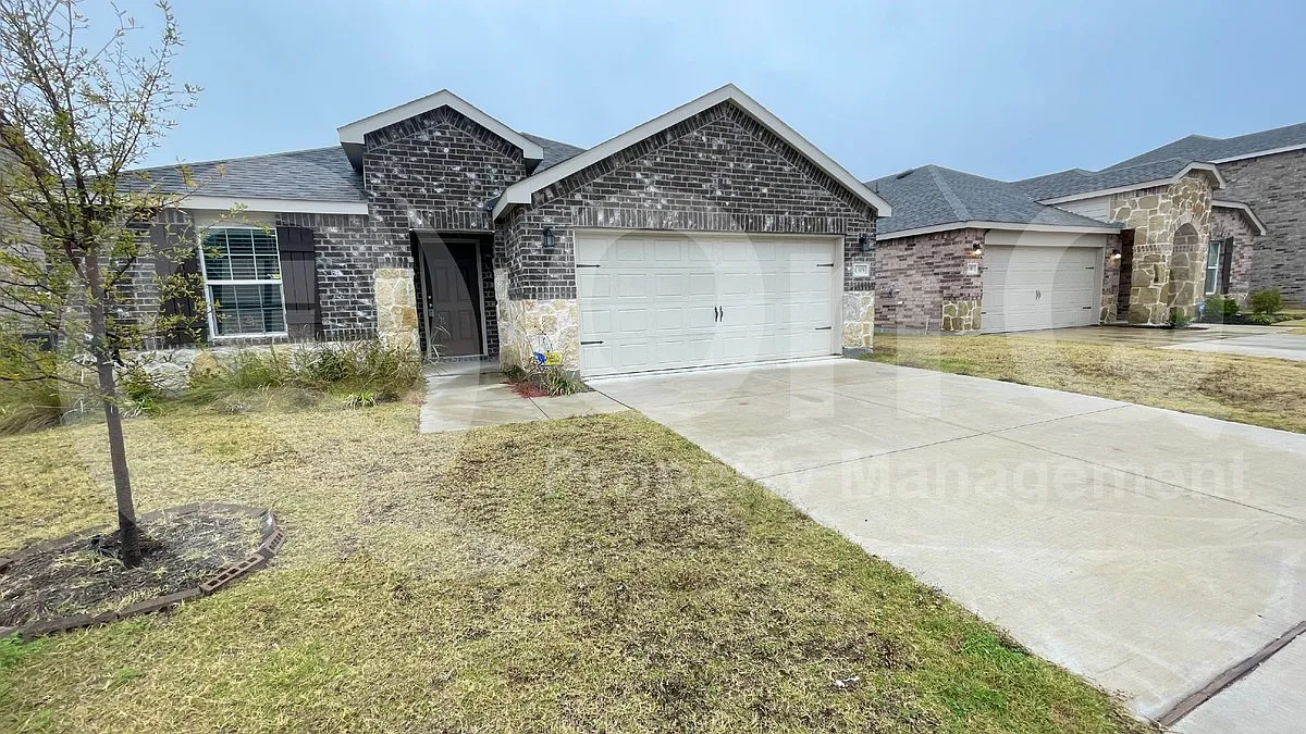 3 bed, 2.0 bath, 1743 sqft, $2,199 — Photo 2