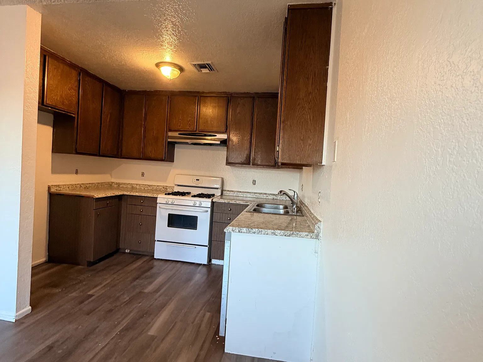 2 bed, 950 sqft, $2,300 — Photo 2