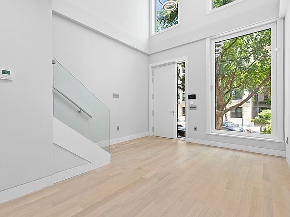 4th image of 535 Manhattan Ave