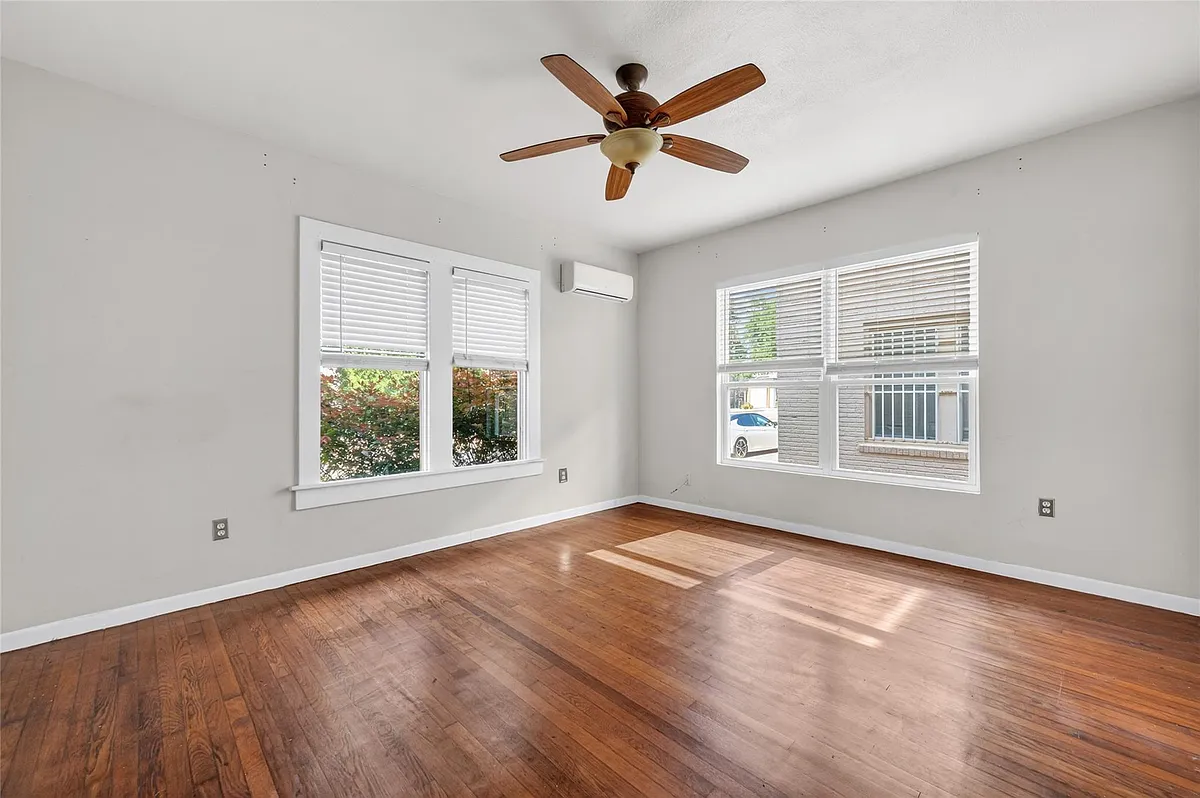 Building Photo - 907 W Gray St #1