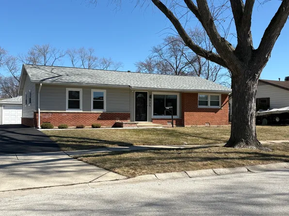 935 Elmwood Ln, Elk Grove Village, IL 60007