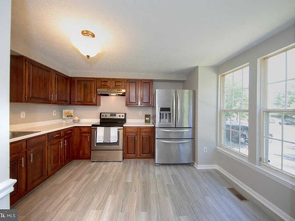 3rd image of 1813 Queen Anne Sq