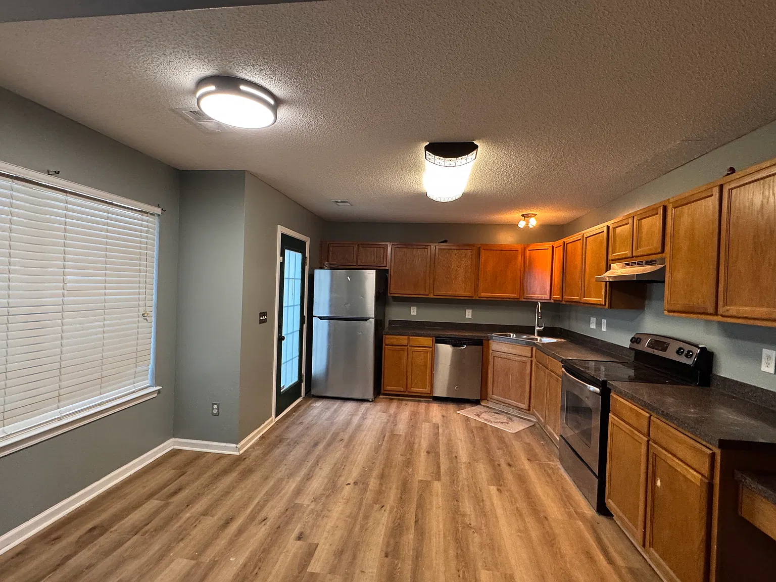 3 bed, 1300 sqft, $1,800 — Photo 3