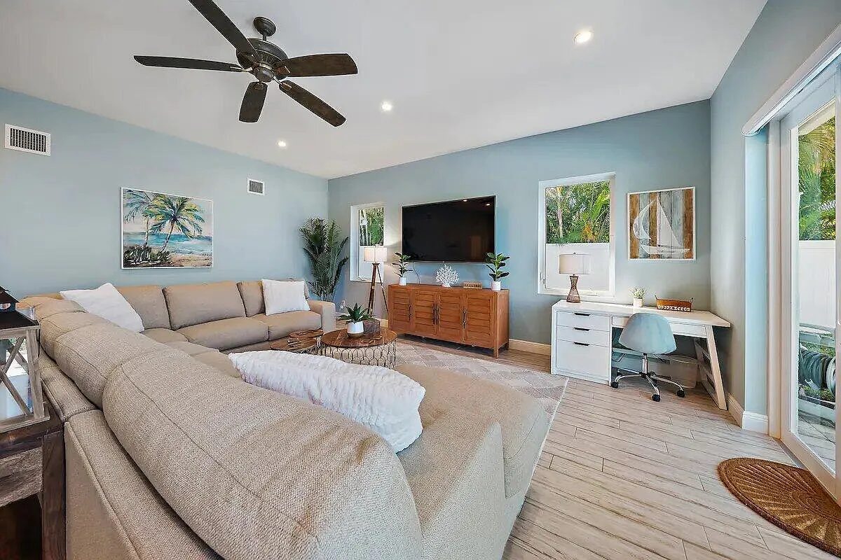 4 bed, 2.5 bath, 2360 sqft, $10,000 — Photo 2