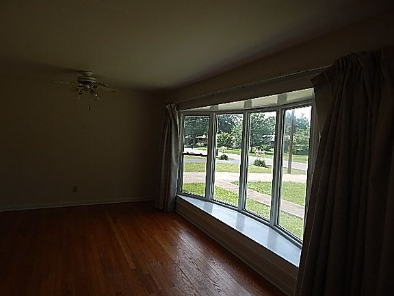 3rd image of 915 Elliott Dr