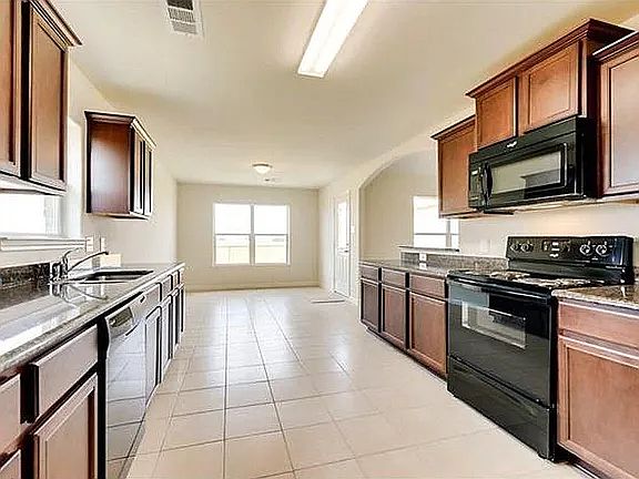 4th image of 1323 Chapman Dr