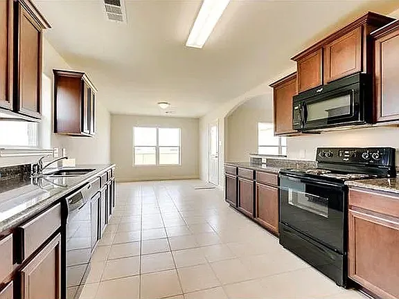 1323 Chapman Dr — Photo 4