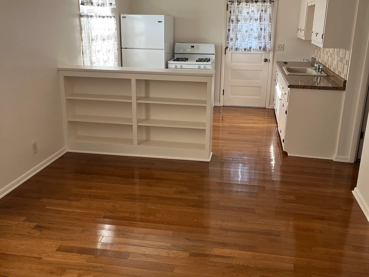 1 bed, 700 sqft, $900 — Photo 3