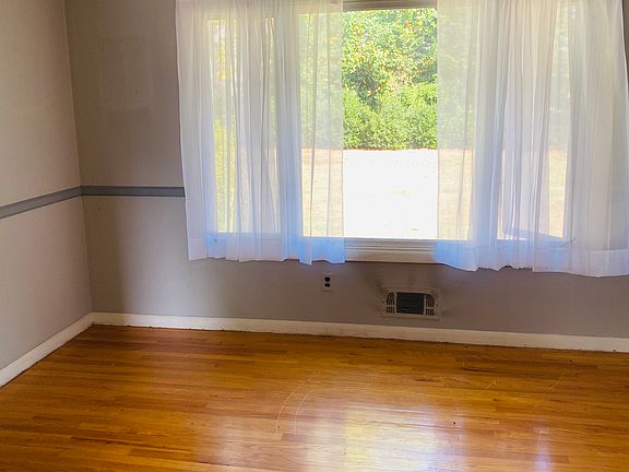 3rd image of 510 Red Oak Dr