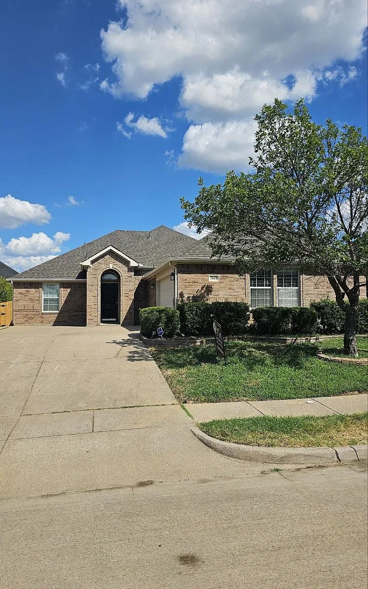3 bed, 1845 sqft, $2,400 — Photo 1