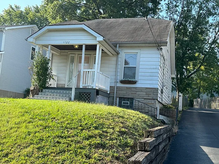 1722 W Woodbine Ave — Photo 2
