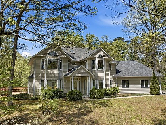 3rd image of 838 Peachtree Hills Rd