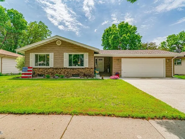 1673 Richmond Dr, Bismarck, ND 58504