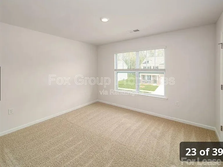 132 Scotsway Ct — Photo 17