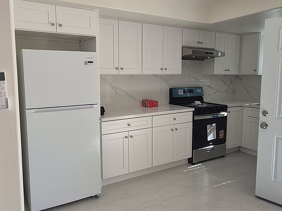4th image of 5953 N Myrtle Ave #A