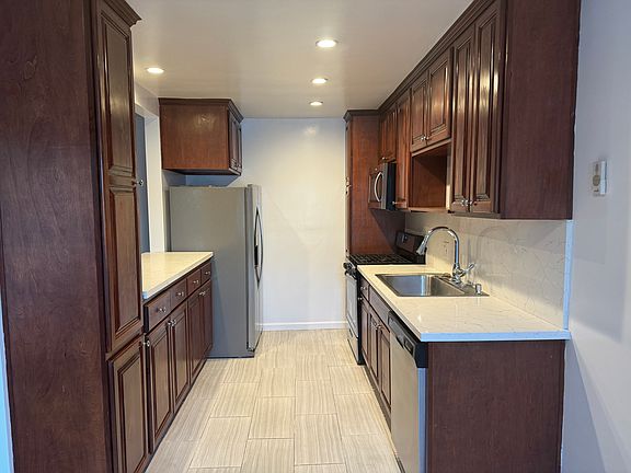 3rd image of 735 N Sycamore Ave APT 16