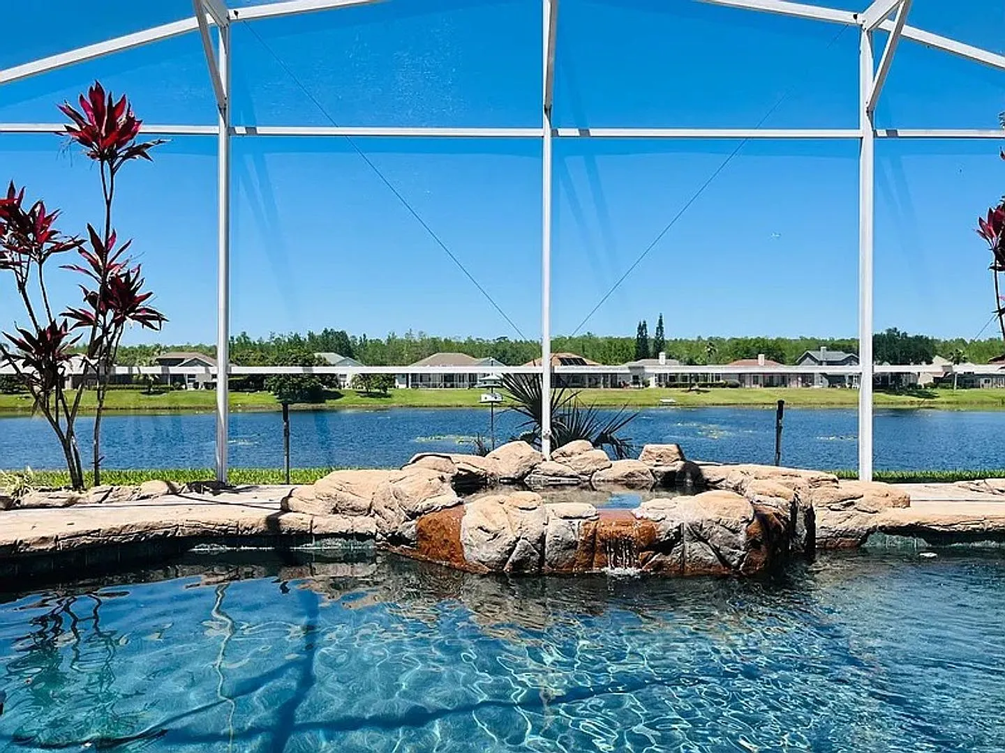 Captivating 4 Bedroom, 2 bath Pool/Lake home — Photo 2