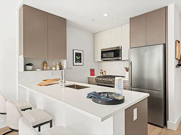 4th image of 92-27 160th St #400