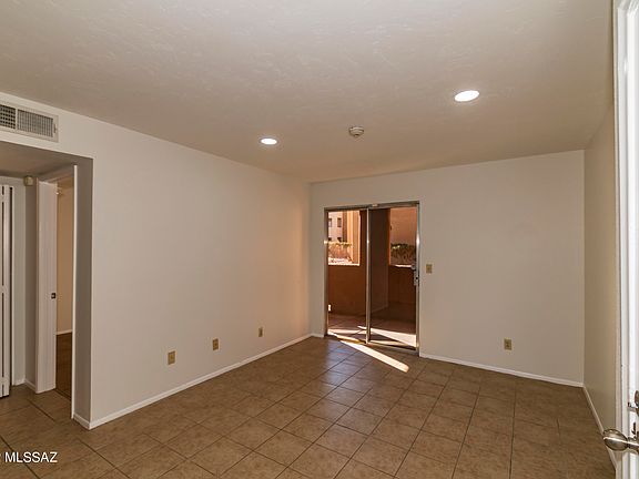 4th image of 1810 E Blacklidge Dr APT 104