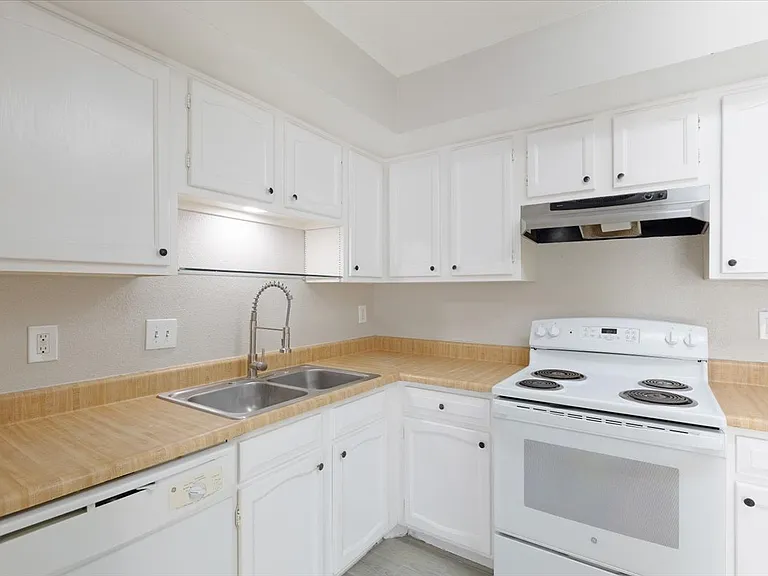 10254 Bridgeland Ln — Photo 6