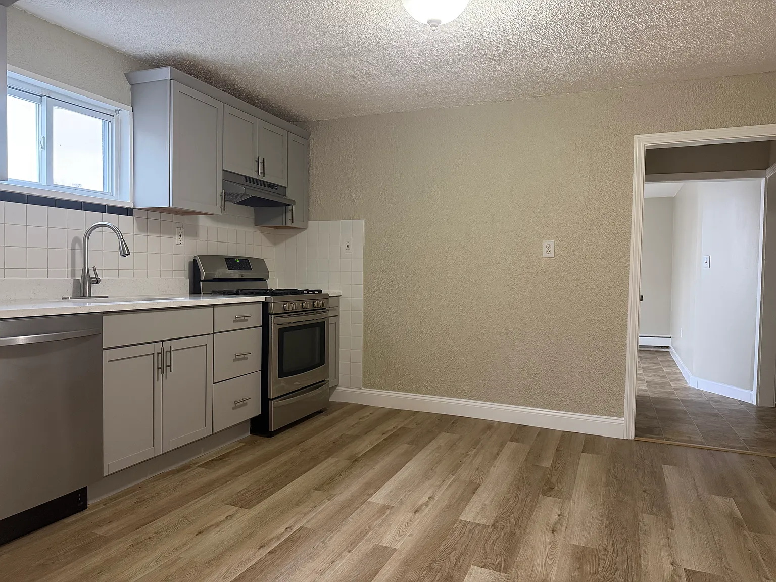 3 bed, 1000 sqft, $2,399 — Photo 2
