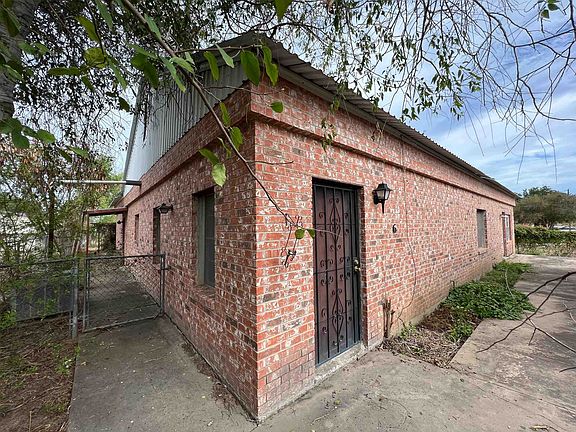 3rd image of 1406 Alamo St