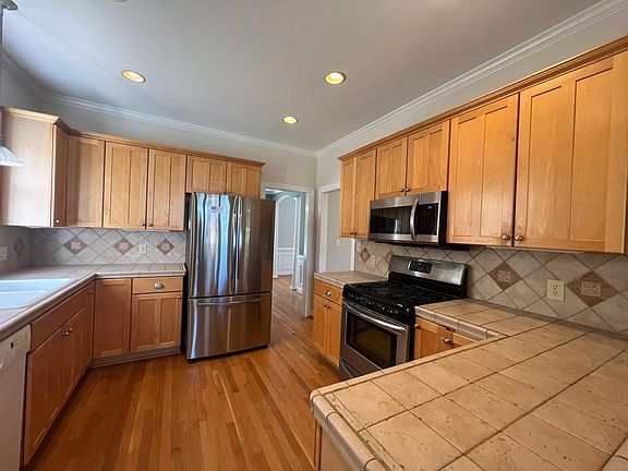 2nd image of 1004 Melville Ln