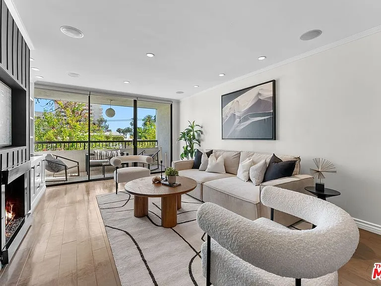 906 N Doheny Dr #311 — Photo 2