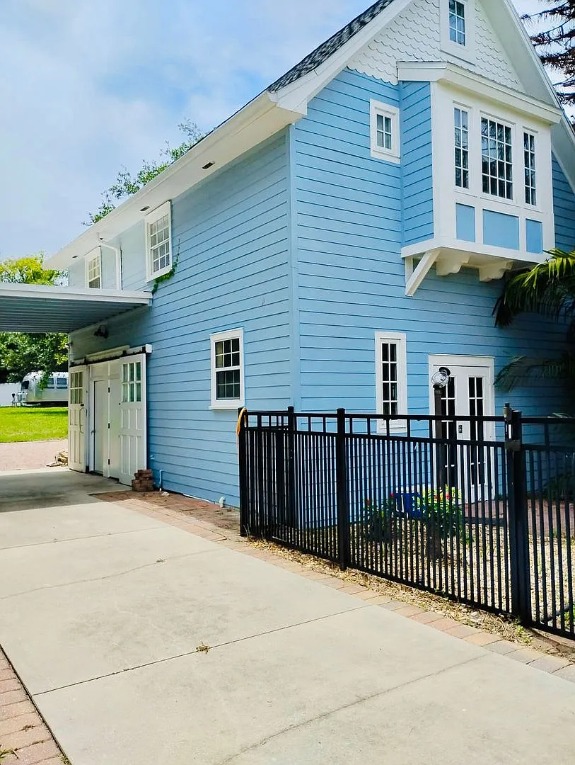 936 Riverside Dr — Photo 1