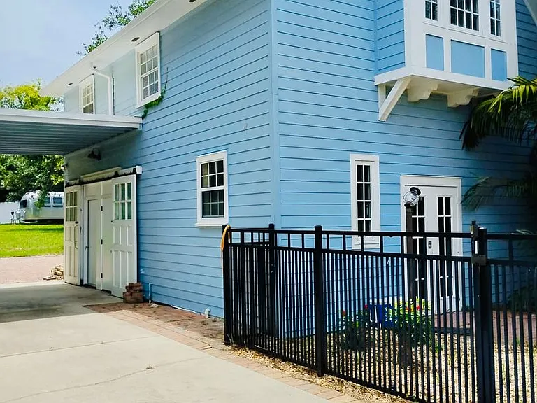 936 Riverside Dr — Photo 1
