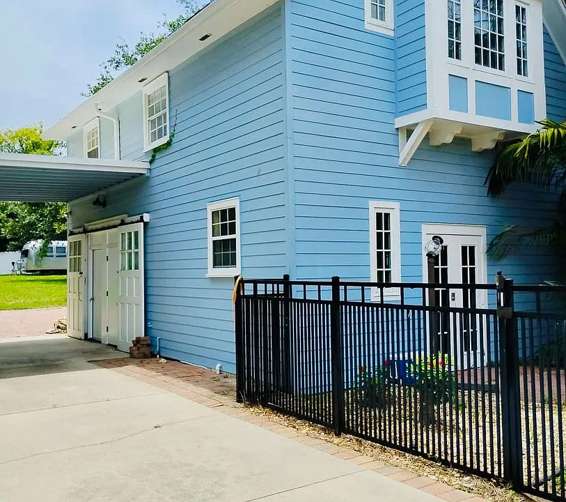 936 Riverside Dr