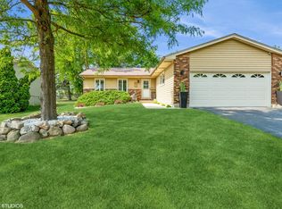 897 Saint Johns Rd, Woodstock, IL 60098