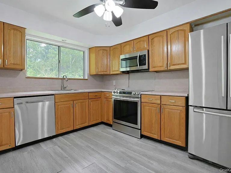121 Coachlight Sq — Photo 9