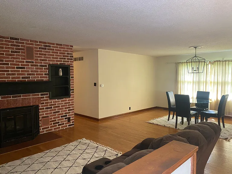 Beautiful hardwood floors & Nice Fireplace no work but pretty! Cozy!