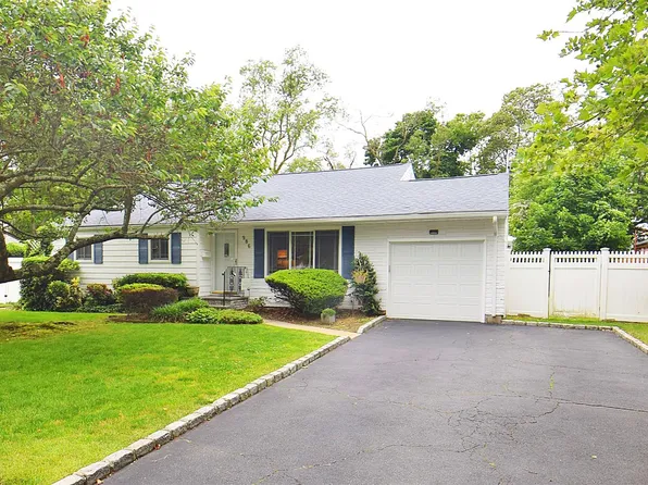 986 Gardiner Drive, Bay Shore, NY 11706