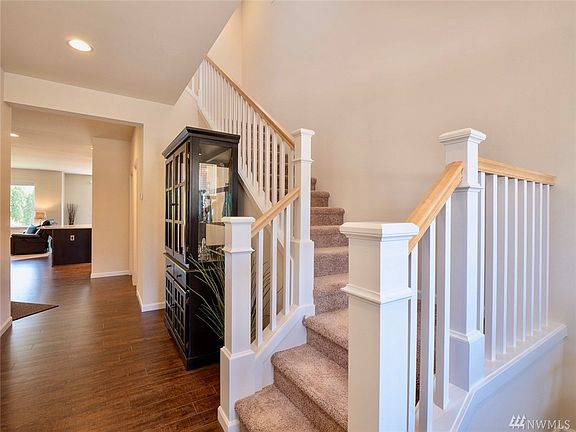 Grand entry with gleaming hardwood laminates and 9 ft ceilings through out lower level.