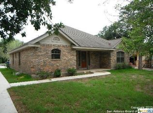 907 Belaire St, Floresville, TX 78114